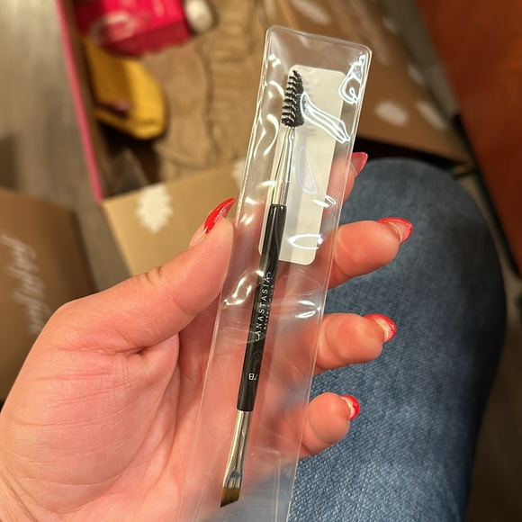 Anastasia Beverly Hills Dual-Ended Angled Brush 7B for Brows - Picture 6 of 7